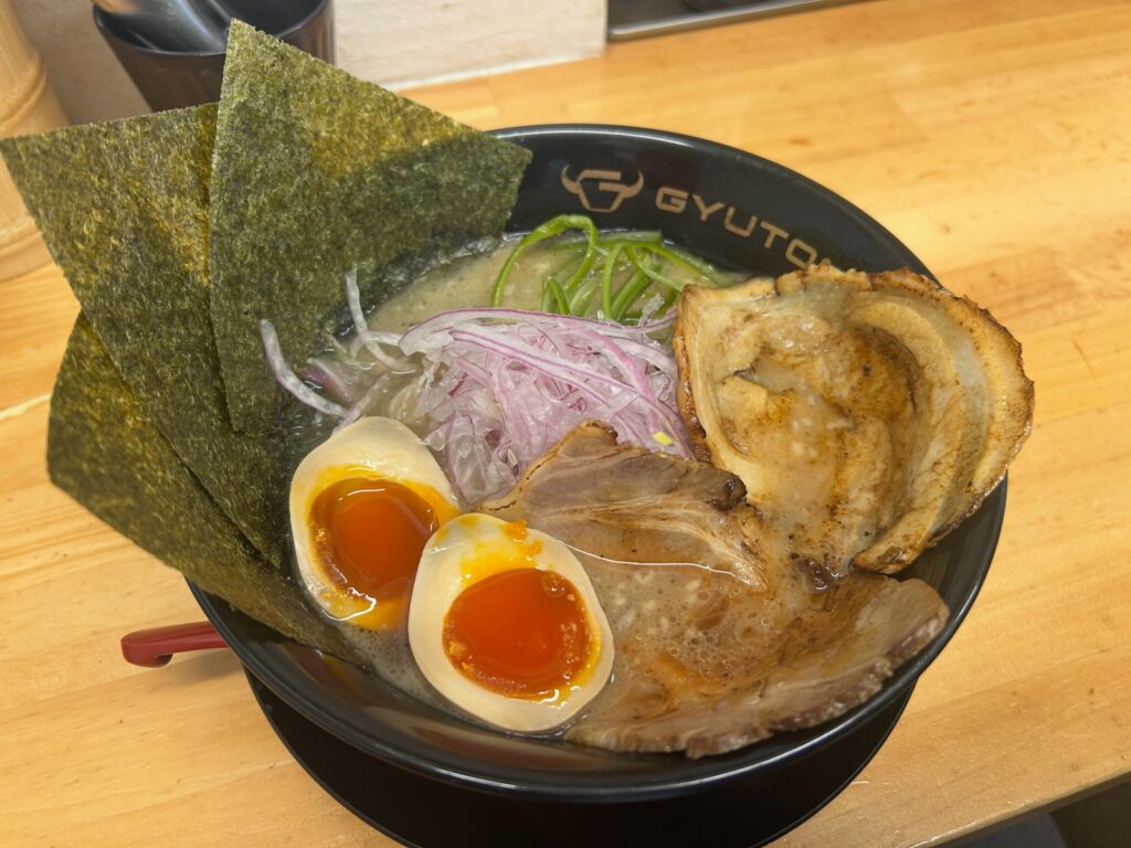 牛豚骨醤油 ぎゅうとん