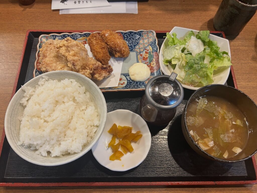さつま鶏の唐揚げとカキフライ定食｜酒とつまみ食堂きもと