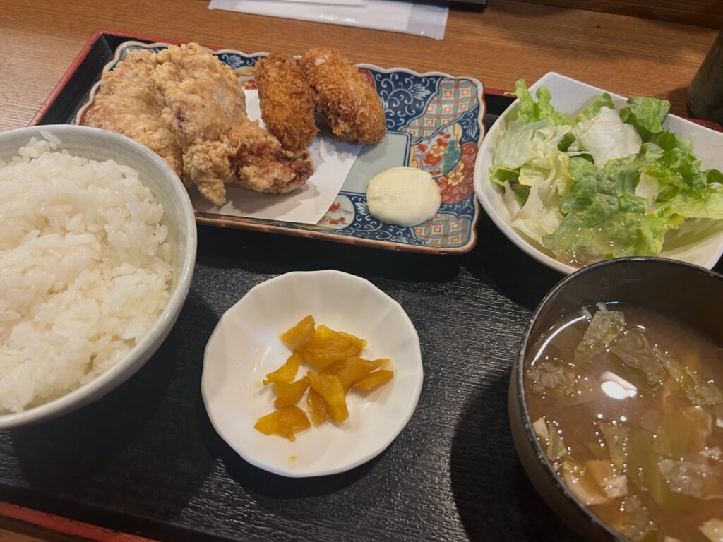 さつま鶏の唐揚げとカキフライ定食|酒とつまみ食堂きもと
